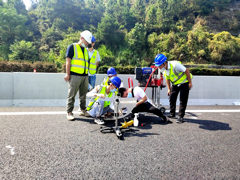 吉康改擴建C1標率先完成全線首段主線路基、路面分段交工驗收 (1)